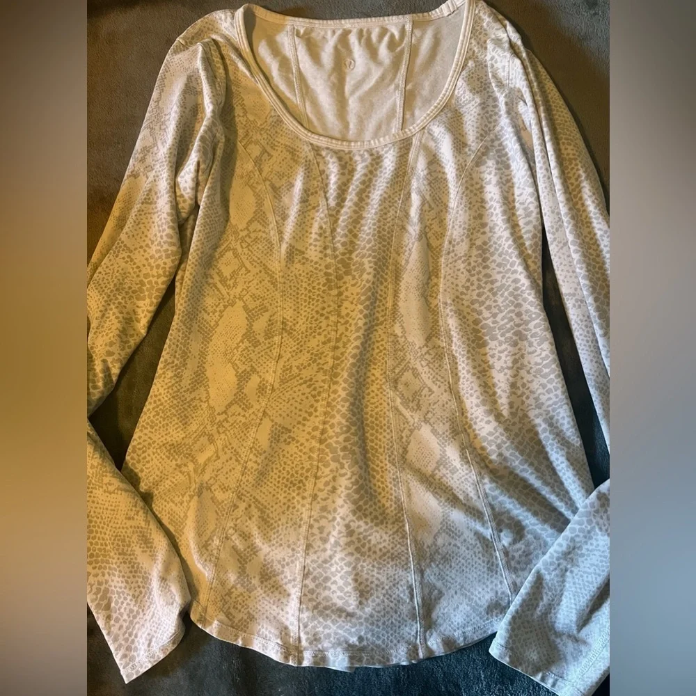 Lululemon fitted lined top